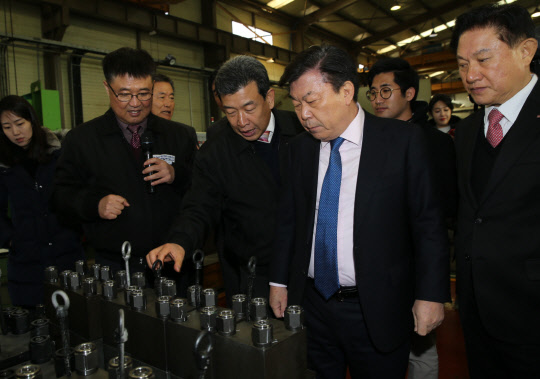 3일 경기 시흥 시화공단 대모엔지니어링 본사에서 이원해 대모엔지니어링 대표(왼쪽 두번째)가 박성택 중소기업중앙회장(세번째)에게 굴삭기용 브레이크 어태치먼트 제품에 대해 소개하고 있다 .  중기중앙회 제공